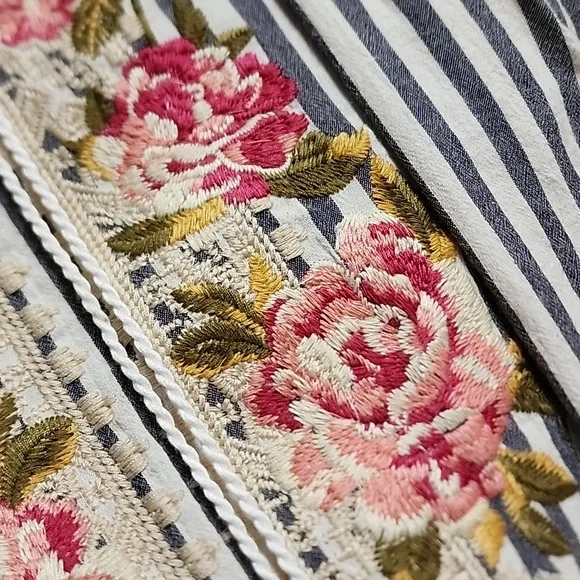 Andre By Unit Embroidered Top NWOT - Picture 3 of 8